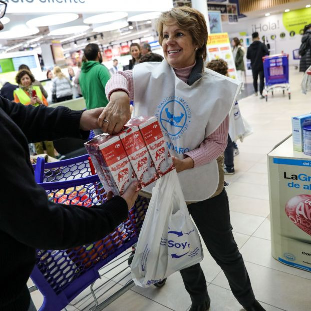 Europapress 2509769 un hombre entrega alimentos a una voluntaria en el carrefour de alcobendas uno de los muchos puntos de recogida de esos alimentos en madrid a 24 de noviembre de 2019 1 621x621